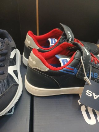 Lote 3 pares zapatillas niño talla 32