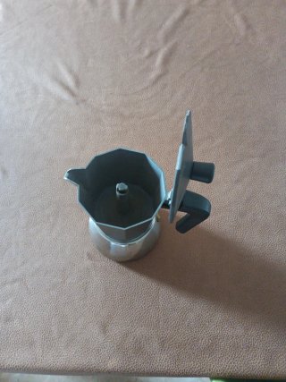Cafetera italiana negra y plateada
