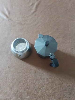 Cafetera italiana negra y plateada