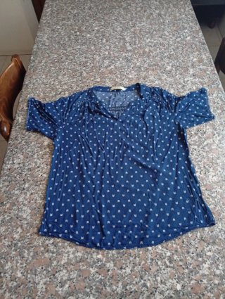 Maglia blu con fantasia