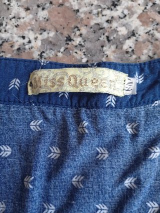 Maglia blu con fantasia