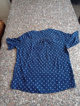 Maglia blu con fantasia