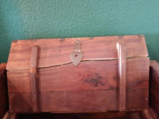 Vendo bonito baúl de madera con herrajes metálicos