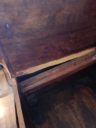 Vendo bonito baúl de madera con herrajes metálicos