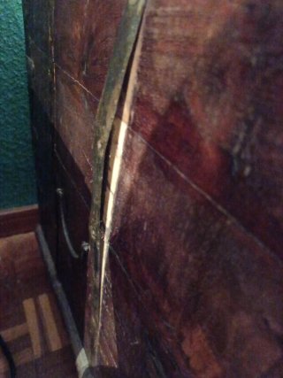 Vendo bonito baúl de madera con herrajes metálicos