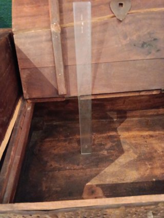 Vendo bonito baúl de madera con herrajes metálicos