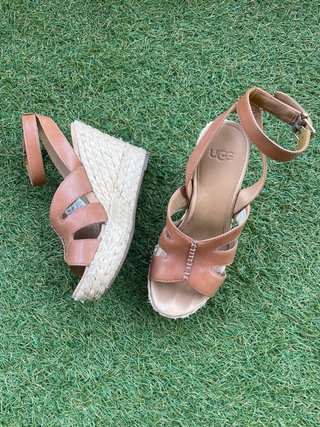 Sandalias cuña UGG piel marrón