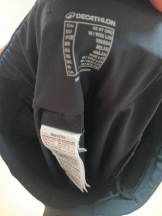 Pantalones deportivos negros con detalles.Talla M