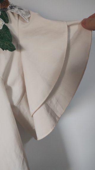 Blusa escote engomado flores bordadas
