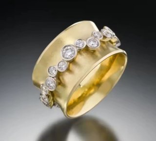 Anillo dorado con circonitas