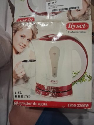 Hervidor de agua blanco y rojo (Ref 2)