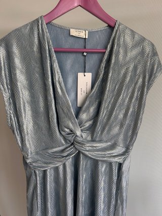 Vestido azul grisáceo y plateado con nudo frontal