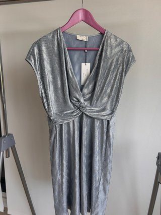 Vestido azul grisáceo y plateado con nudo frontal