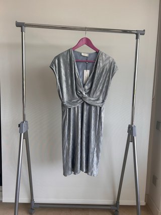 Vestido azul grisáceo y plateado con nudo frontal