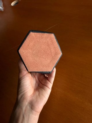 Lápicero de piel hexagonal