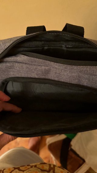 Mochila gris para portátil u apuntes