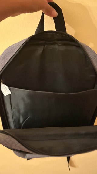 Mochila gris para portátil u apuntes