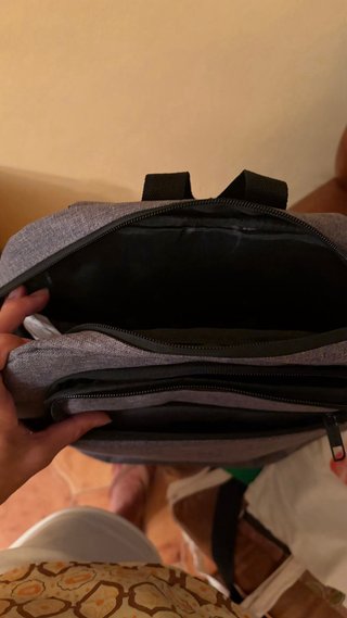 Mochila gris para portátil u apuntes