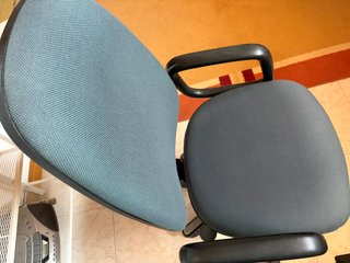 Silla de oficina ergonómica gris
