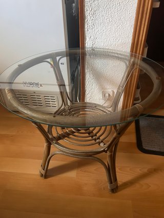 Tavolo rotondo in rattan con piano in vetro