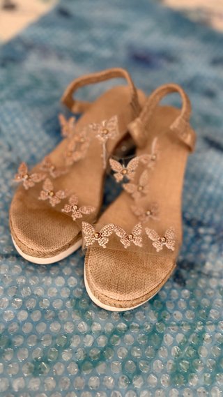 Sandalias cuña mariposas talla 38