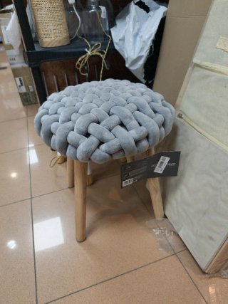 Puf redondo tejido gris y madera