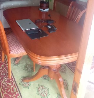 Mesa de comedor extensible de madera.