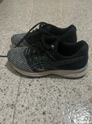 Zapatillas ASICS Negras y Grises