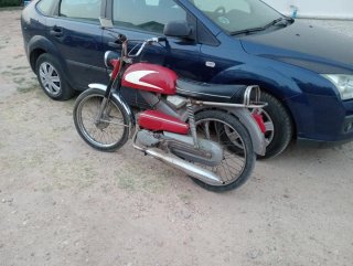 Derbi Antorcha sin matrícular..