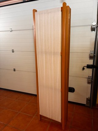Biombo de madera y tela blanca