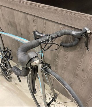 Bicicleta de carretera gris y azul