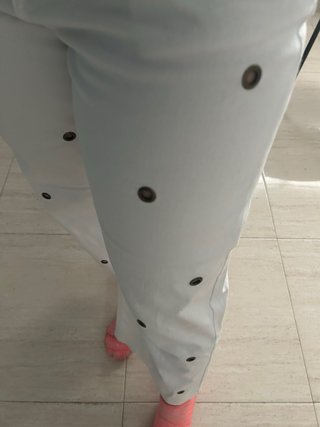 Pantalones blancos con detalles