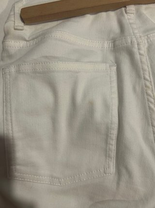 Pantalones blancos con detalles