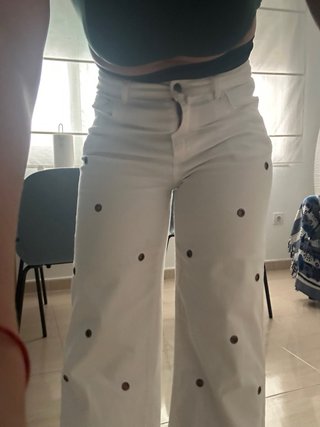 Pantalones blancos con detalles