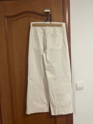 Pantalones blancos con detalles