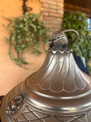 Sopera antigua de metal plateado