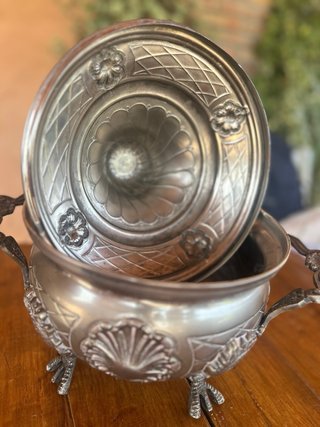 Sopera antigua de metal plateado