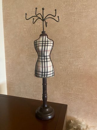 Colgador de collares tipo maniquí