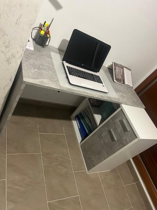 Escritorio moderno gris y blanco