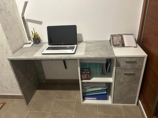 Escritorio moderno gris y blanco