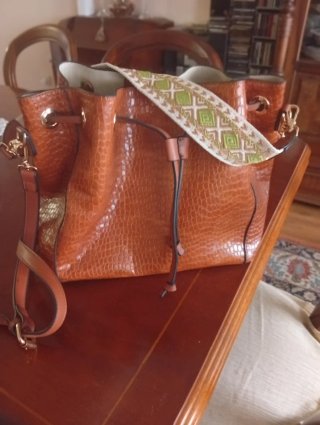 Bolso de piel marrón con estampado