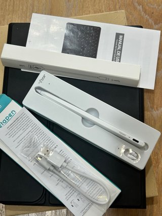 Funda Teclado Raton iPad 11gen A16  + Metapen A8