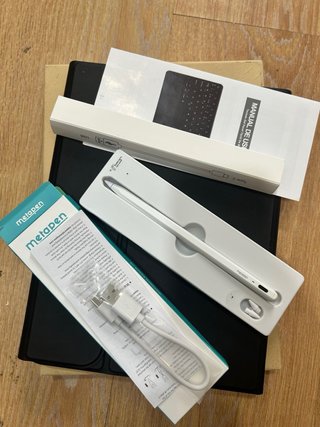 Funda Teclado Raton iPad 11gen A16  + Metapen A8