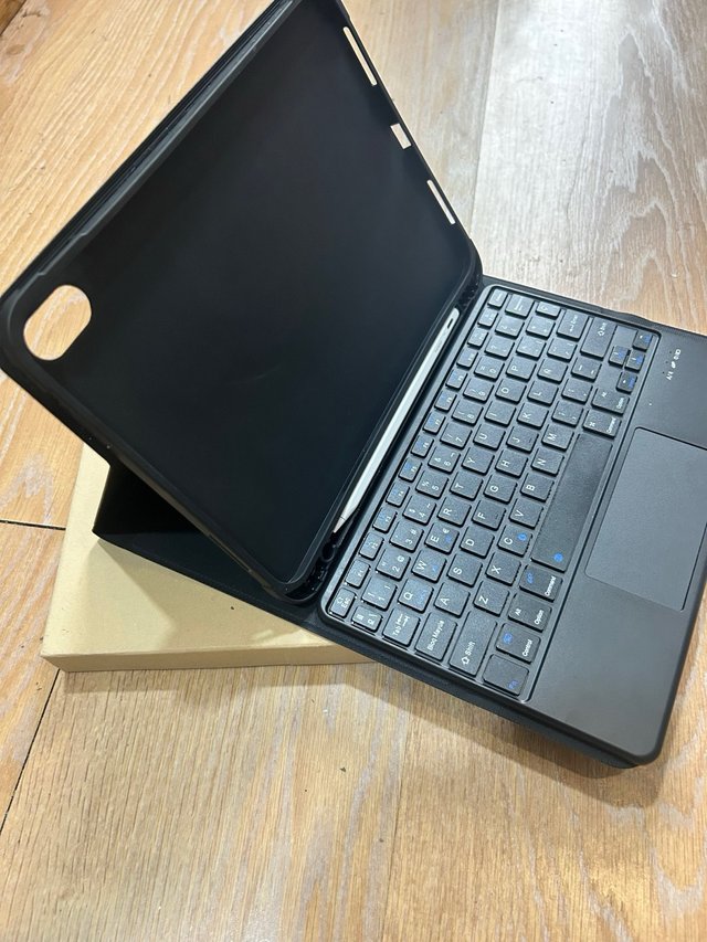 Custodia con tastiera e trackpad per iPad 11a gen A16 + Metapen A8