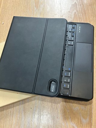 Funda Teclado Raton iPad 11gen A16  + Metapen A8