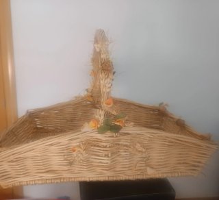 Cesta de mimbre decorada