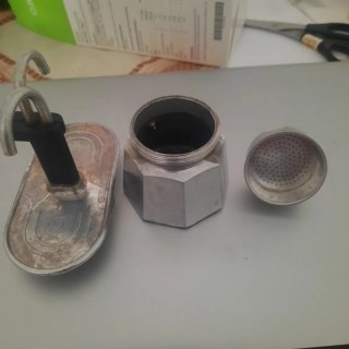 Caffettiera moka in metallo e plastica