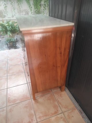 Cajonera de madera con tapa de mármol