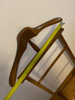 Perchero colgador de madera con ruedas