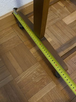 Perchero colgador de madera con ruedas